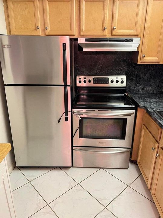 合同活跃: $74,900 (1 贝兹, 1 浴室, 646 平方英尺)