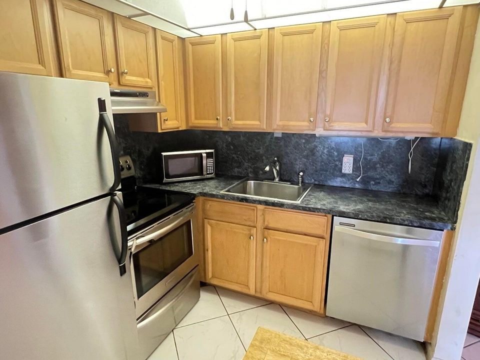 合同活跃: $74,900 (1 贝兹, 1 浴室, 646 平方英尺)