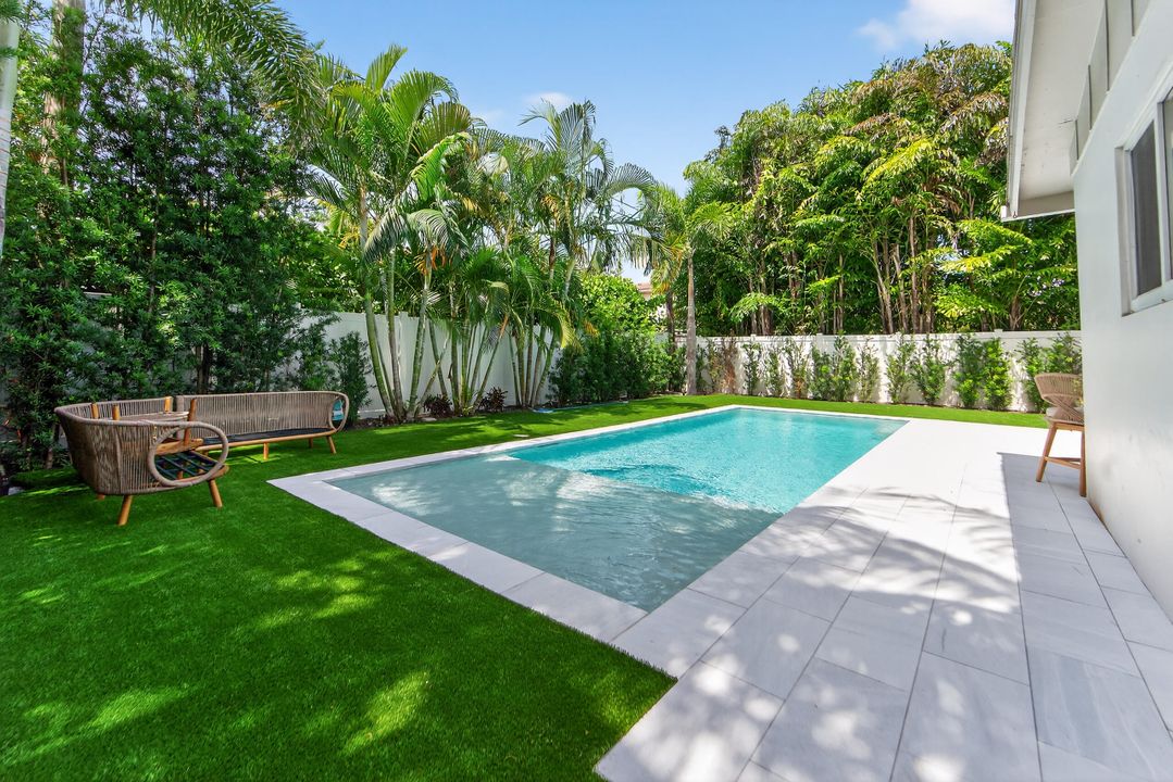 合同活跃: $8,500 (2 贝兹, 2 浴室, 1249 平方英尺)