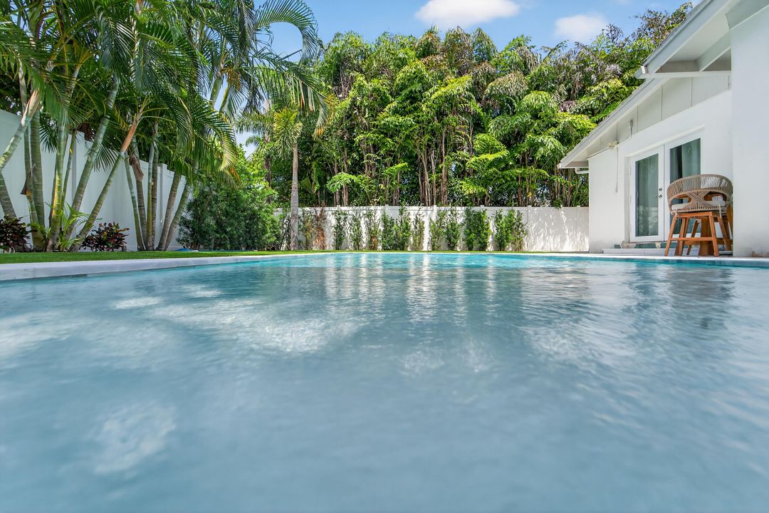 合同活跃: $8,500 (2 贝兹, 2 浴室, 1249 平方英尺)