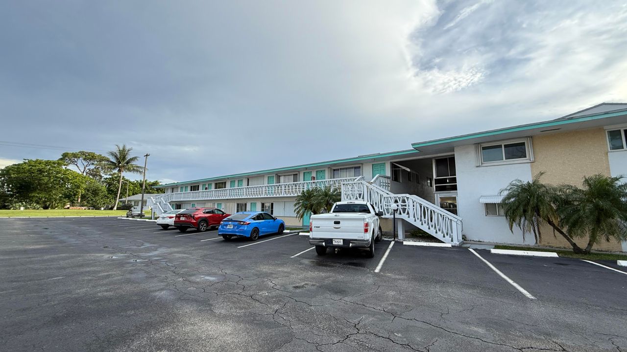 Active With Contract: $1,300 (1 beds, 1 baths, 640 Square Feet)