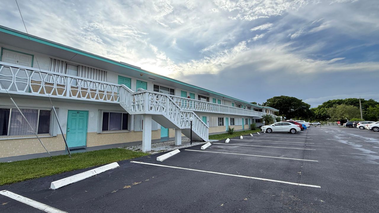 Active With Contract: $1,300 (1 beds, 1 baths, 640 Square Feet)