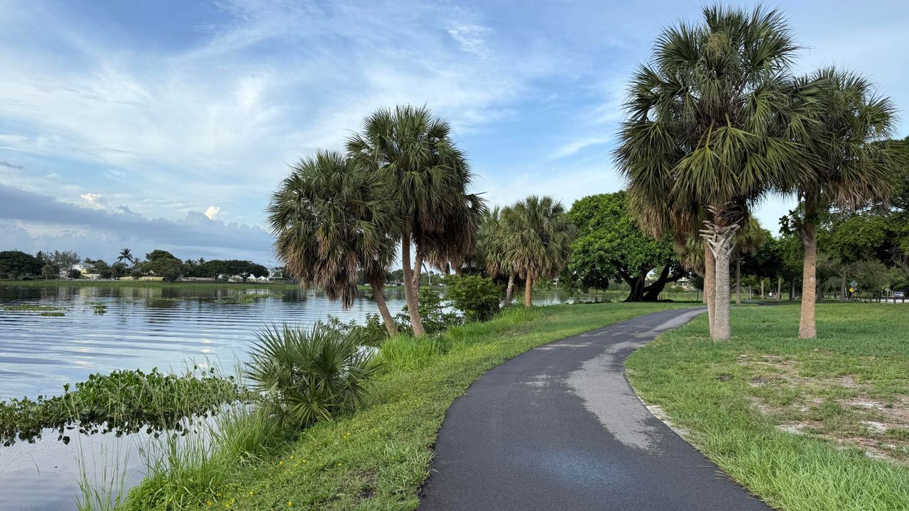 Active With Contract: $1,300 (1 beds, 1 baths, 640 Square Feet)