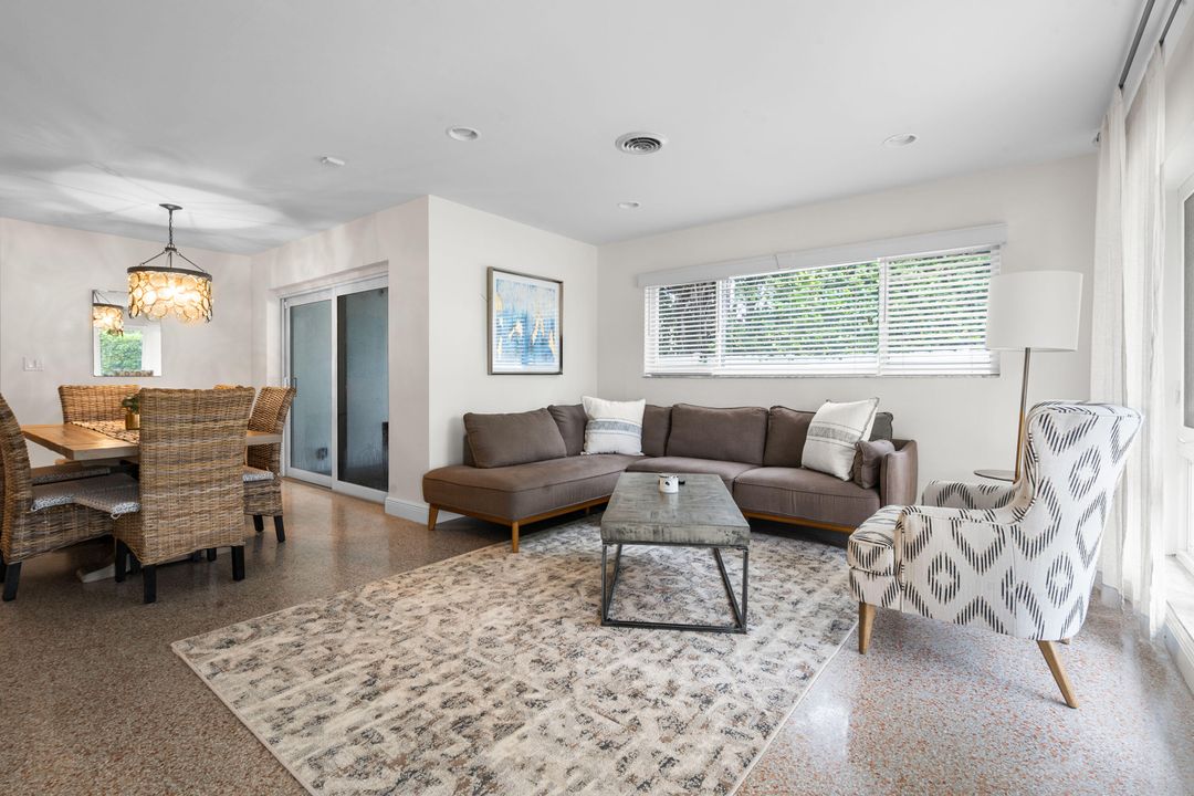 合同活跃: $8,500 (2 贝兹, 2 浴室, 1249 平方英尺)