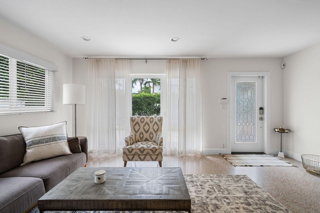 合同活跃: $8,500 (2 贝兹, 2 浴室, 1249 平方英尺)