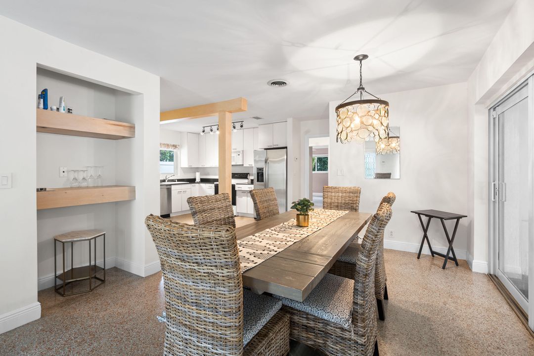 合同活跃: $8,500 (2 贝兹, 2 浴室, 1249 平方英尺)