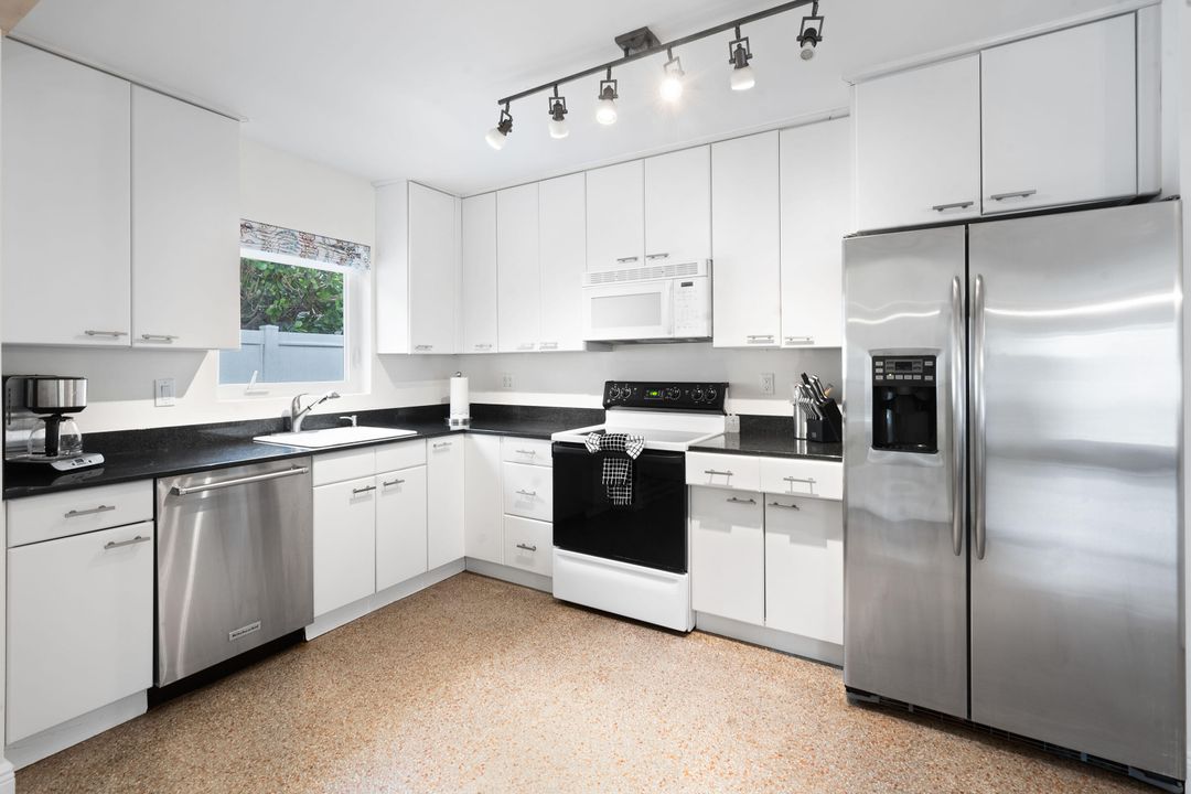 合同活跃: $8,500 (2 贝兹, 2 浴室, 1249 平方英尺)