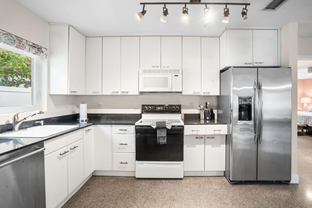 合同活跃: $8,500 (2 贝兹, 2 浴室, 1249 平方英尺)