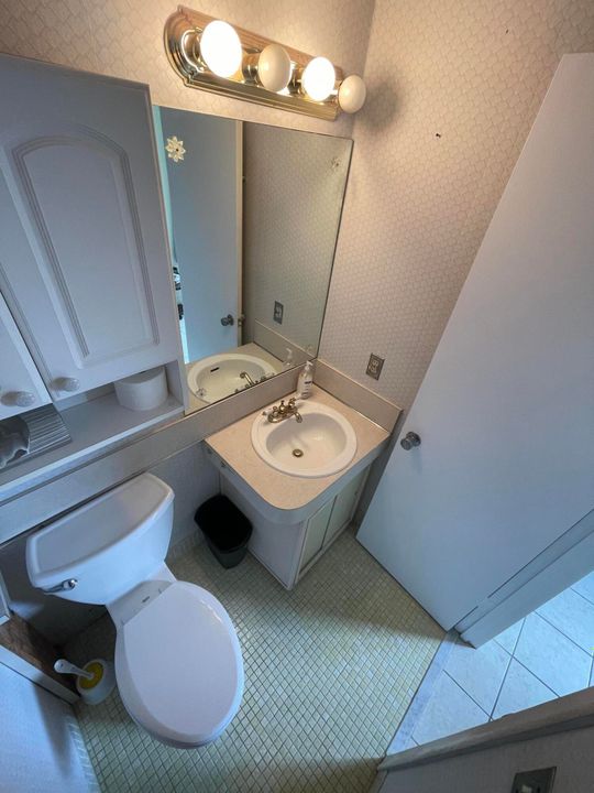 Под контрактом: $74,900 (1 спален, 1 ванн, 702 Квадратных фут)