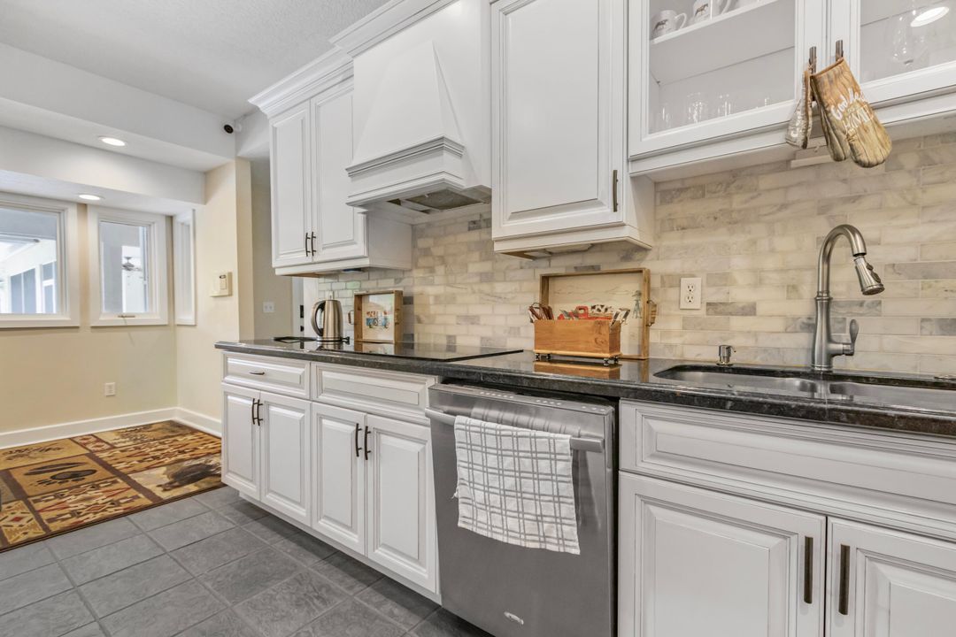 For Sale: $1,720,000 (4 beds, 2 baths, 2960 Square Feet)