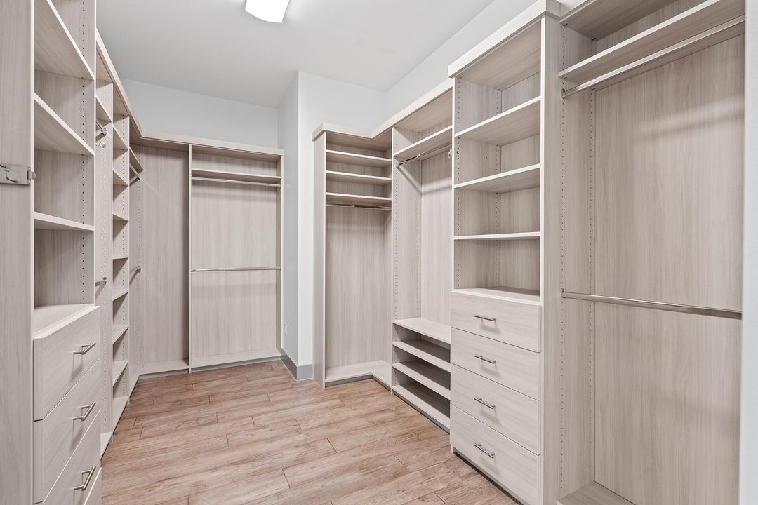 合同活跃: $3,000,000 (3 贝兹, 3 浴室, 2752 平方英尺)