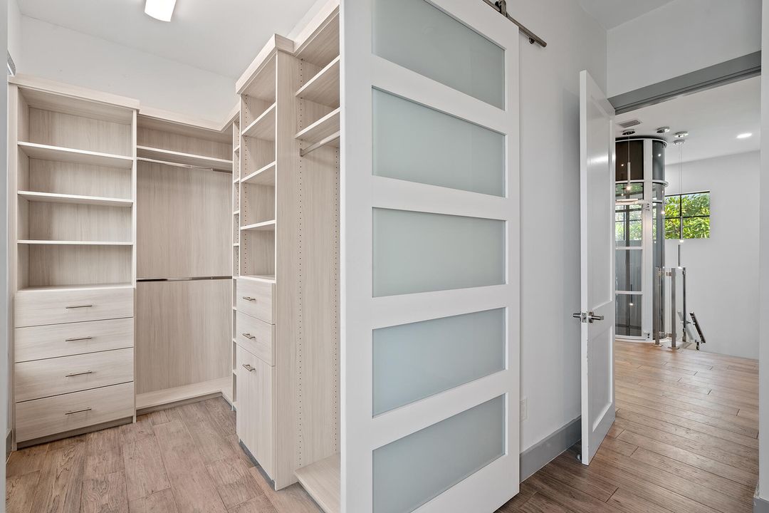 合同活跃: $3,000,000 (3 贝兹, 3 浴室, 2752 平方英尺)