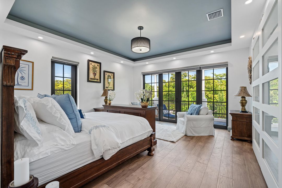 合同活跃: $3,000,000 (3 贝兹, 3 浴室, 2752 平方英尺)