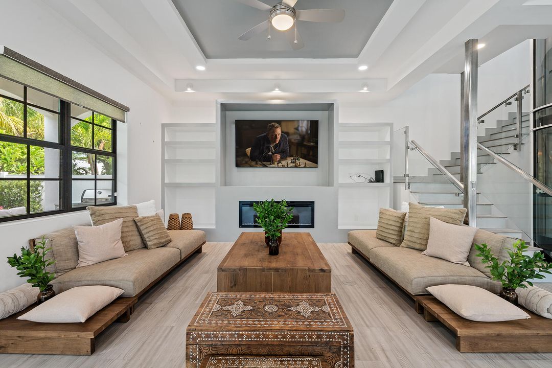 合同活跃: $3,000,000 (3 贝兹, 3 浴室, 2752 平方英尺)