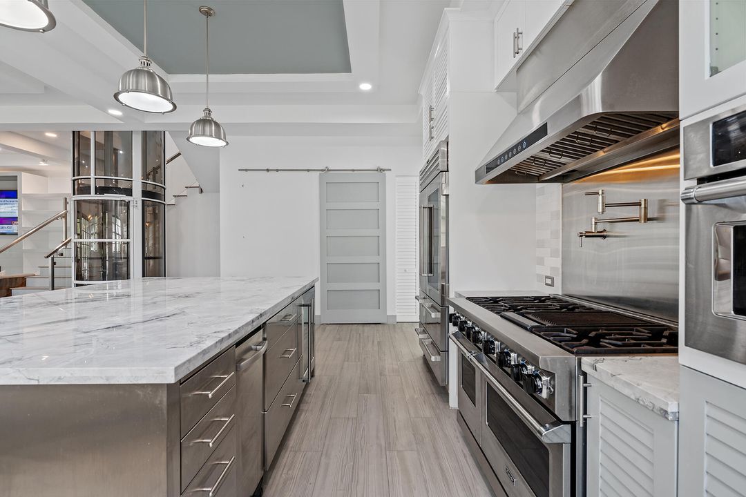 合同活跃: $3,000,000 (3 贝兹, 3 浴室, 2752 平方英尺)