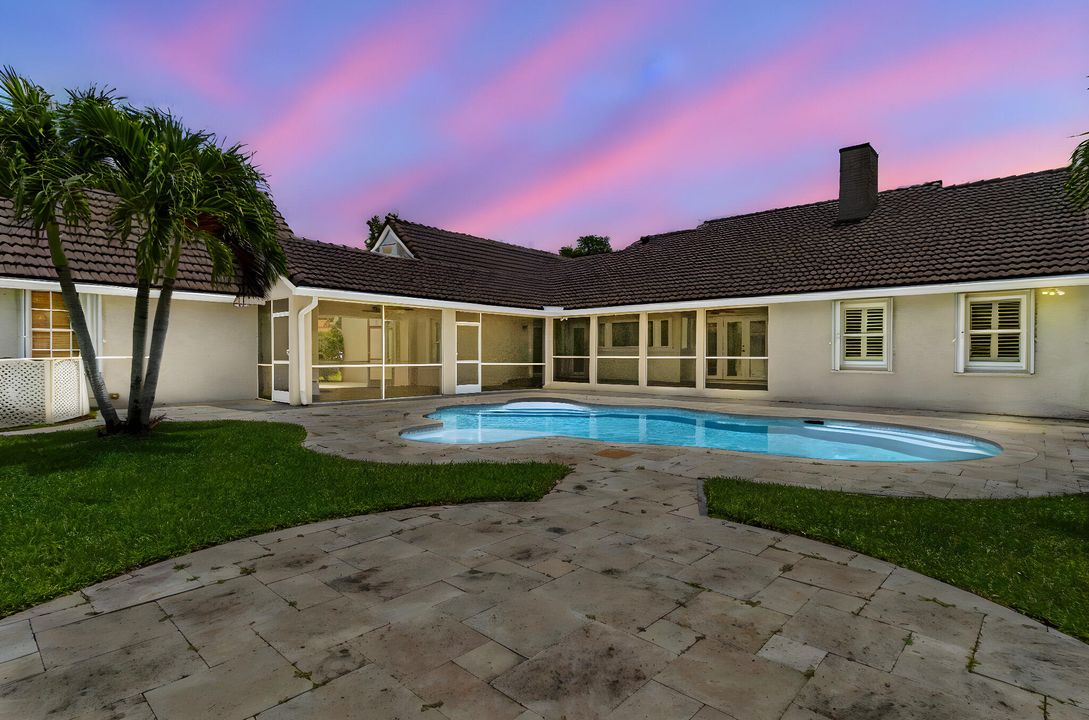 For Sale: $1,720,000 (4 beds, 2 baths, 2960 Square Feet)