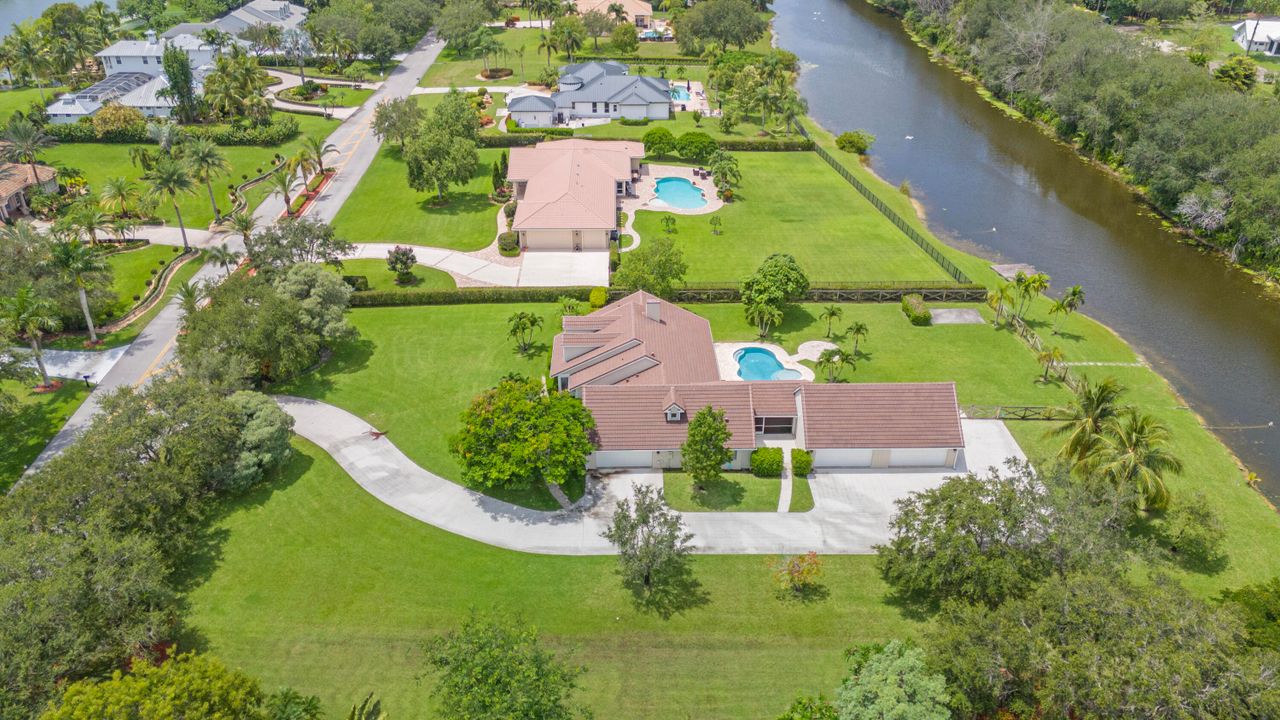 For Sale: $1,720,000 (4 beds, 2 baths, 2960 Square Feet)