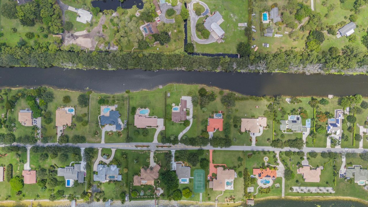 For Sale: $1,720,000 (4 beds, 2 baths, 2960 Square Feet)