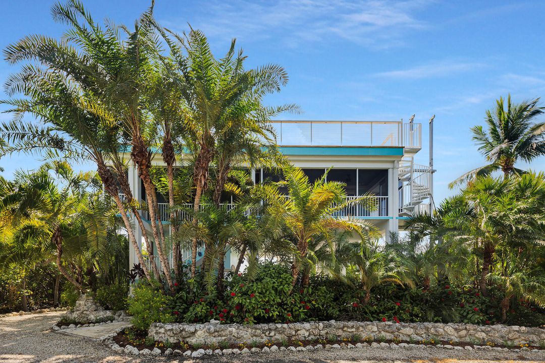 待售: $2,100,000 (2 贝兹, 2 浴室, 1244 平方英尺)