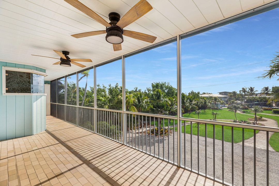 待售: $2,100,000 (2 贝兹, 2 浴室, 1244 平方英尺)