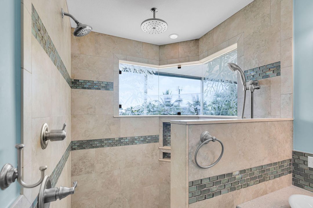 待售: $2,100,000 (2 贝兹, 2 浴室, 1244 平方英尺)