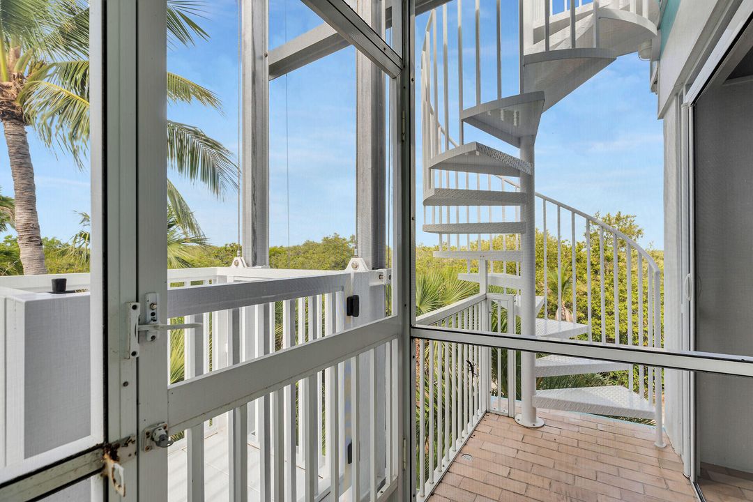 待售: $2,100,000 (2 贝兹, 2 浴室, 1244 平方英尺)