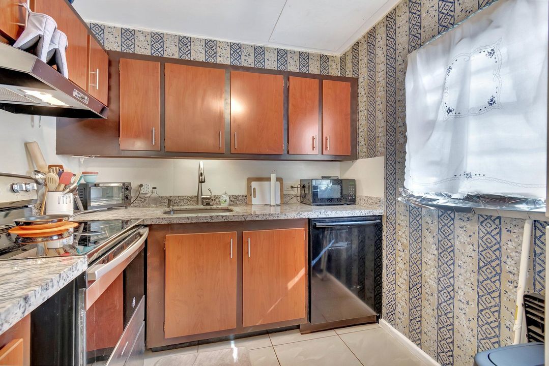 待售: $110,000 (2 贝兹, 1 浴室, 840 平方英尺)