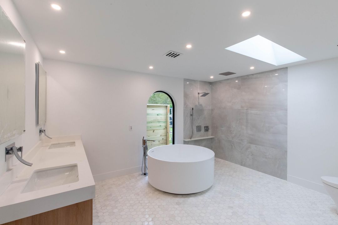 Active With Contract: $15,000 (4 beds, 3 baths, 2730 Square Feet)