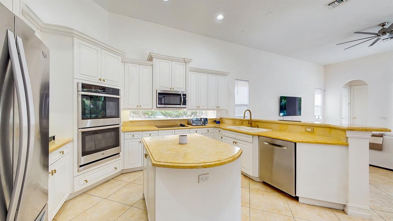 For Sale: $1,099,000 (4 beds, 4 baths, 3717 Square Feet)