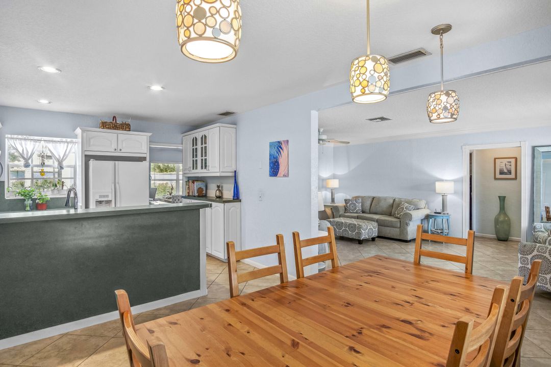 待售: $700,000 (3 贝兹, 2 浴室, 1645 平方英尺)