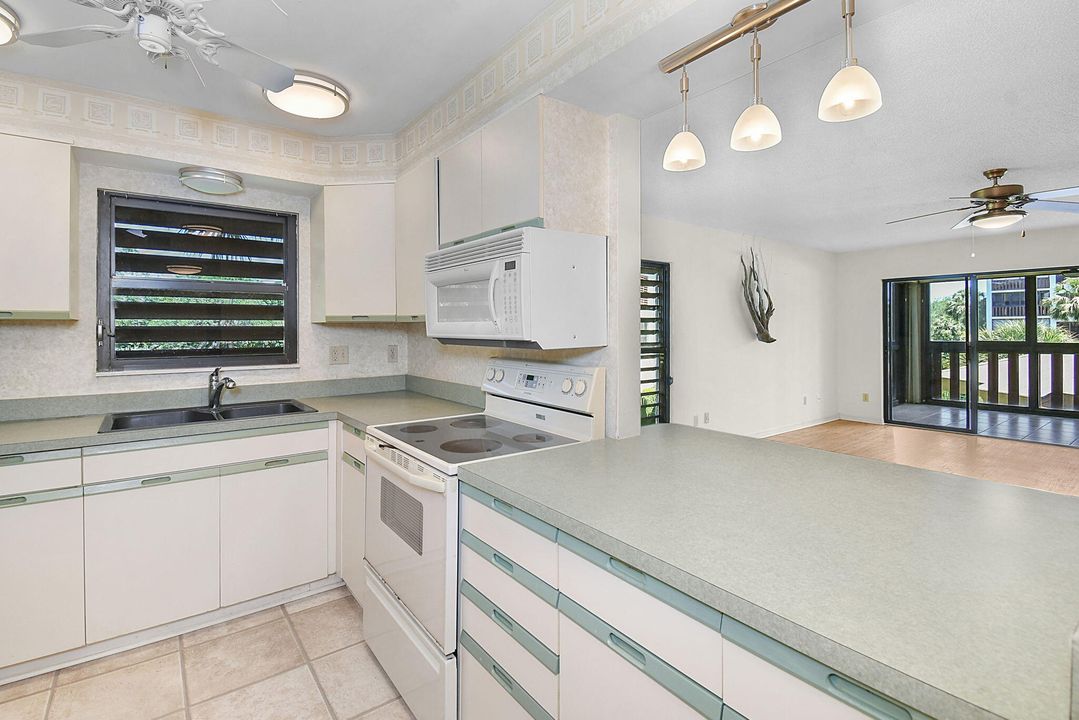 待售: $300,000 (3 贝兹, 2 浴室, 1684 平方英尺)