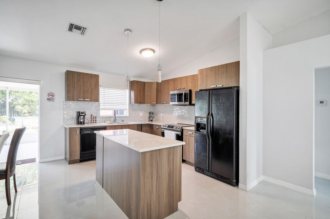 合同活跃: $559,900 (4 贝兹, 3 浴室, 1720 平方英尺)