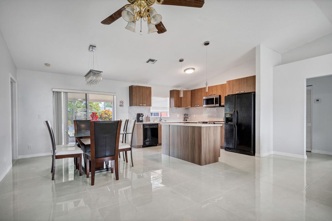 合同活跃: $559,900 (4 贝兹, 3 浴室, 1720 平方英尺)