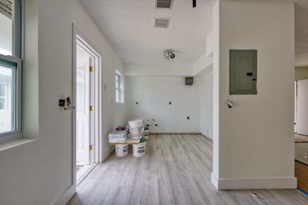 合同活跃: $850,000 (5 贝兹, 4 浴室, 2382 平方英尺)