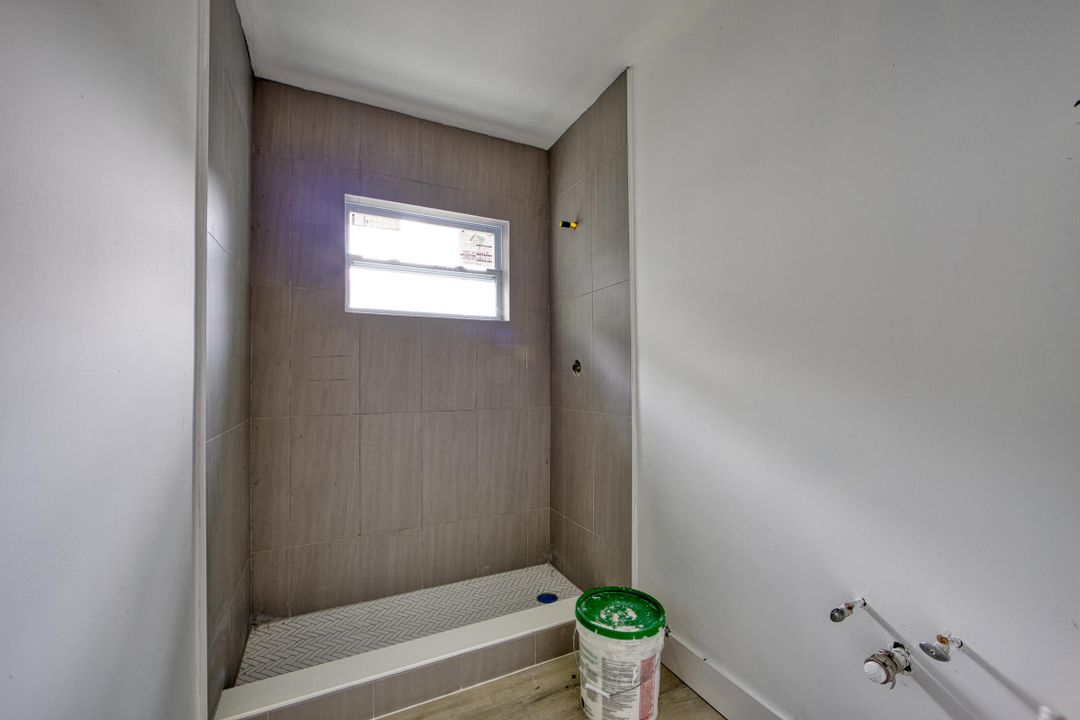 合同活跃: $850,000 (5 贝兹, 4 浴室, 2382 平方英尺)