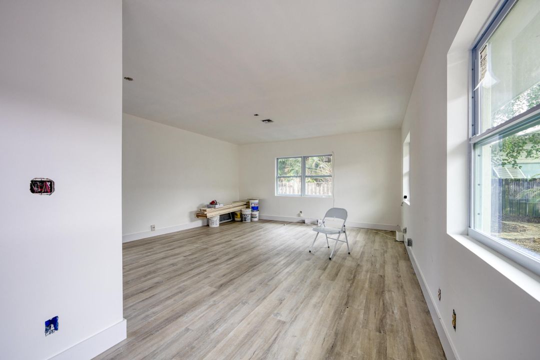 合同活跃: $850,000 (5 贝兹, 4 浴室, 2382 平方英尺)