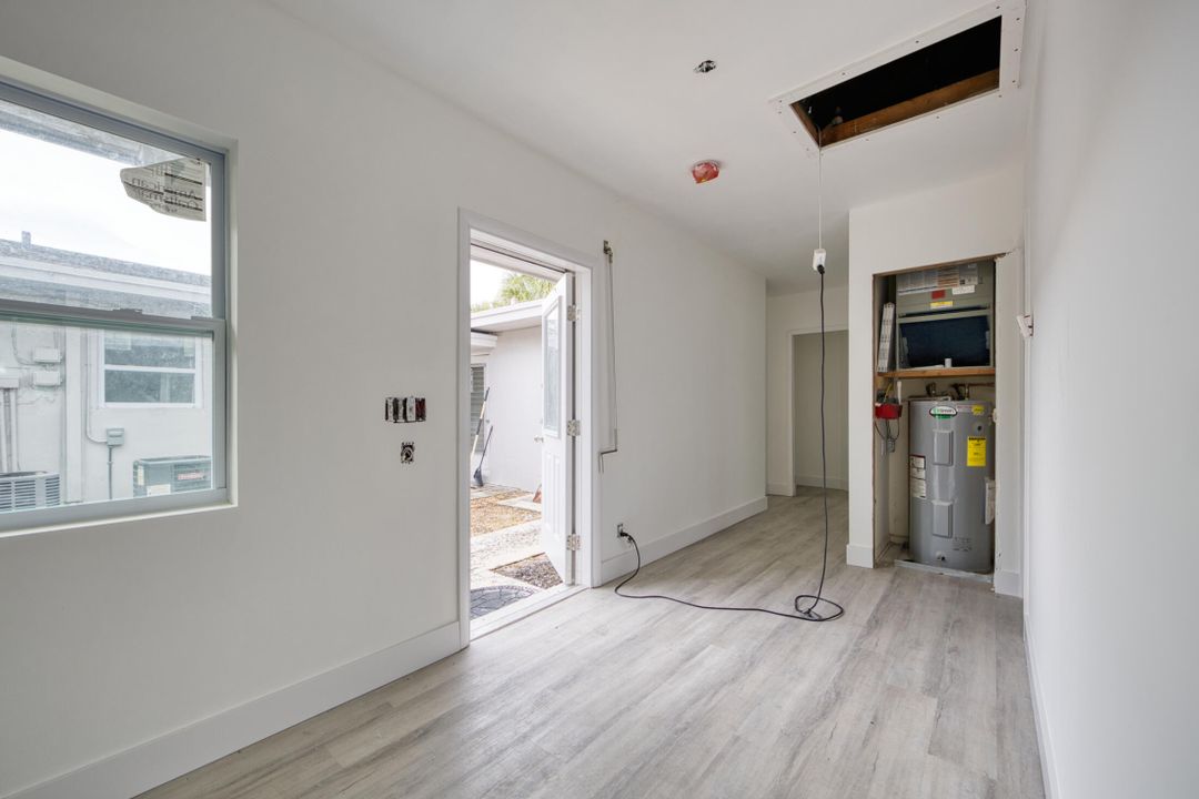 合同活跃: $850,000 (5 贝兹, 4 浴室, 2382 平方英尺)