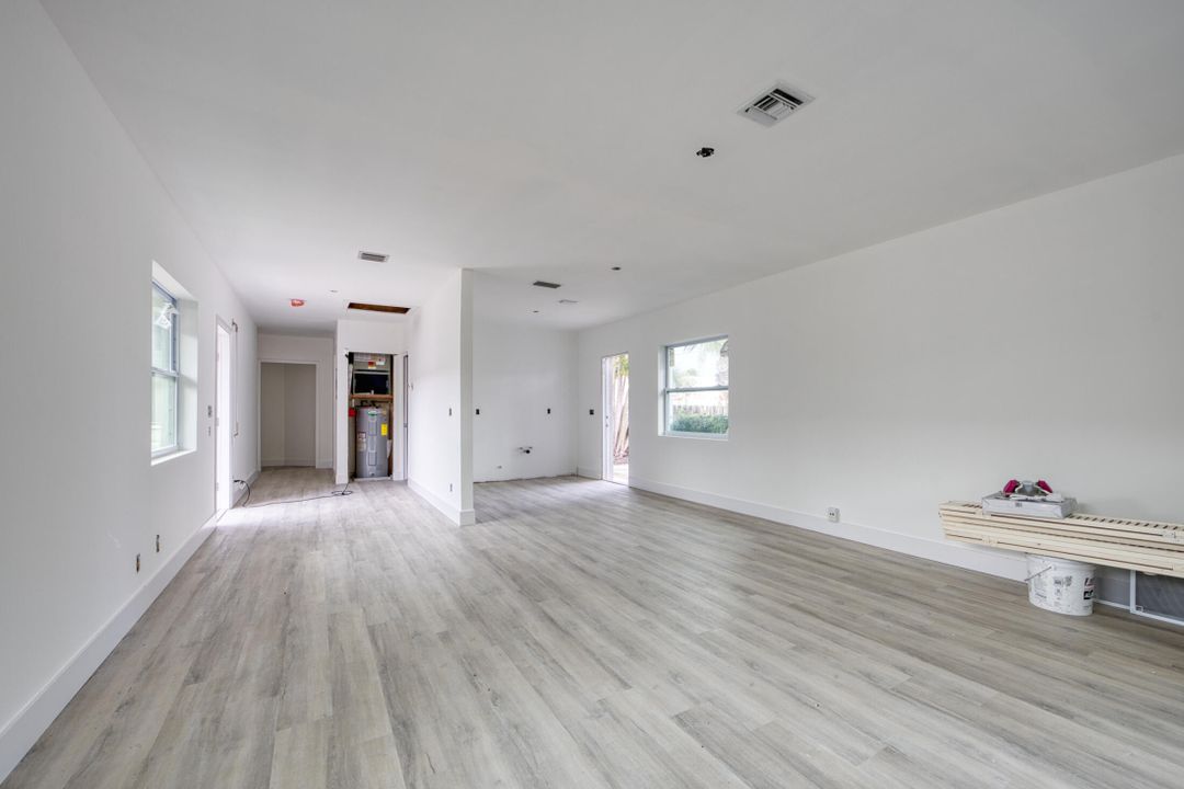 合同活跃: $850,000 (5 贝兹, 4 浴室, 2382 平方英尺)