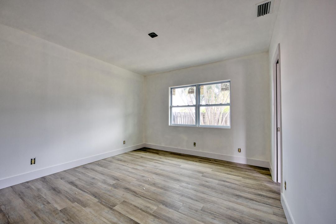 合同活跃: $850,000 (5 贝兹, 4 浴室, 2382 平方英尺)