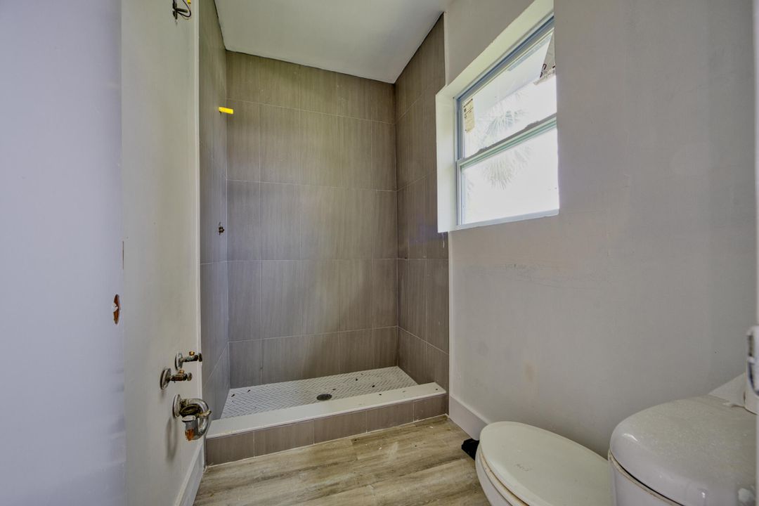 合同活跃: $850,000 (5 贝兹, 4 浴室, 2382 平方英尺)