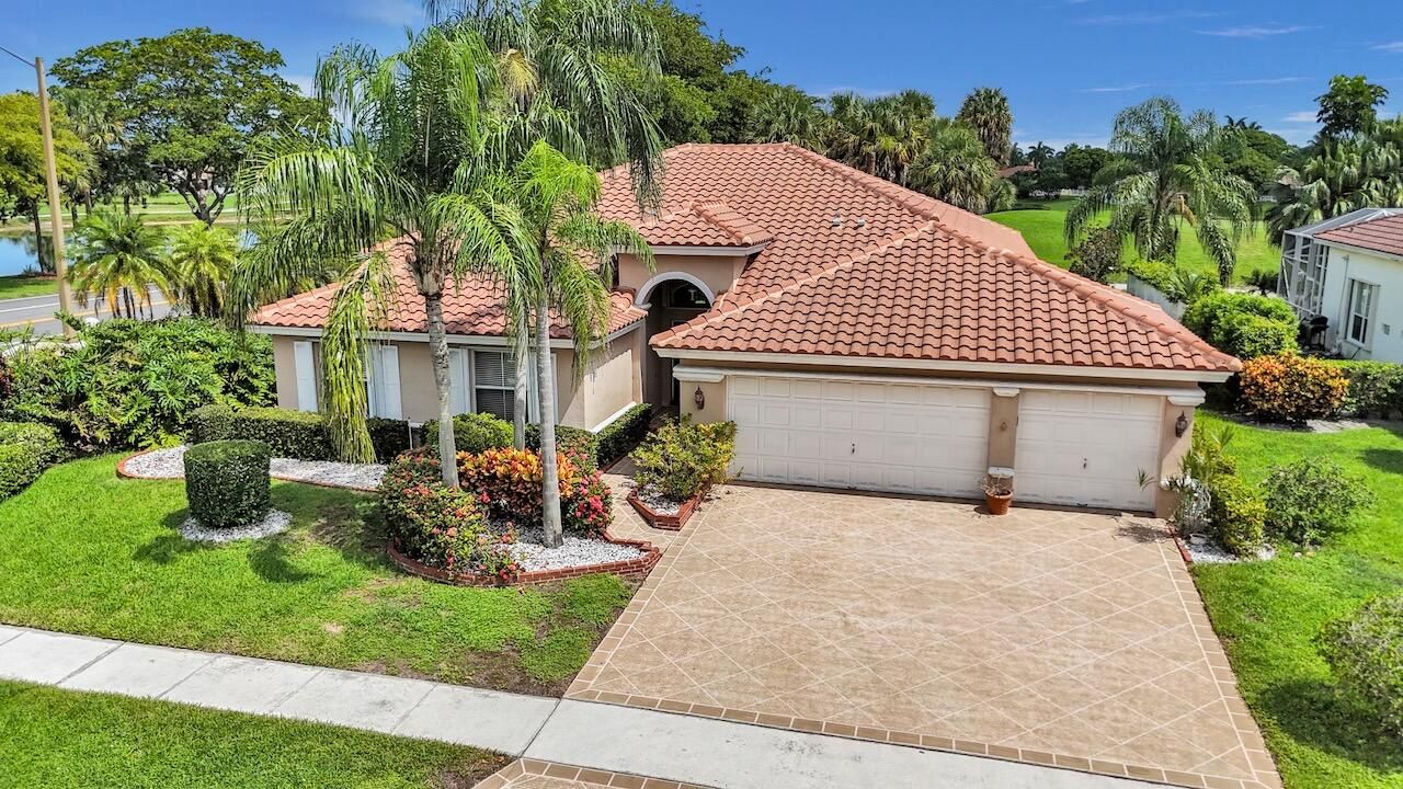 Под контрактом: $639,000 (4 спален, 2 ванн, 2386 Квадратных фут)