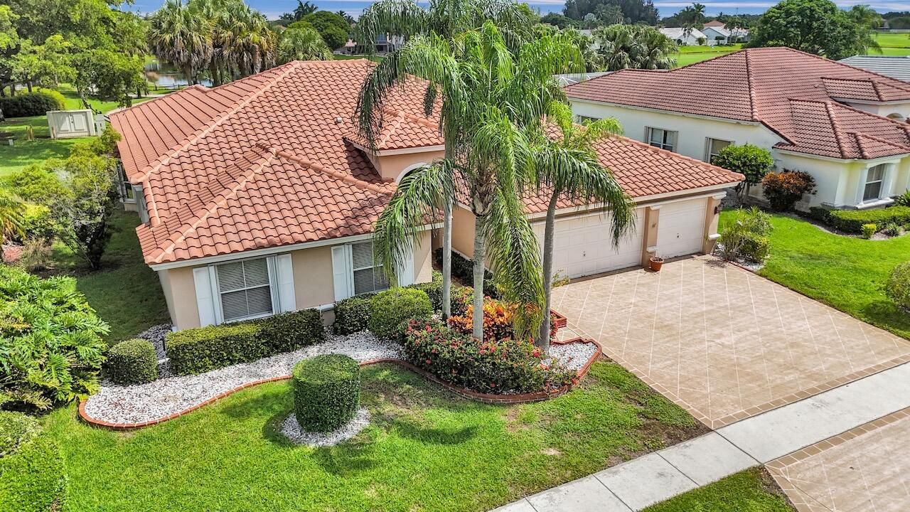 Под контрактом: $639,000 (4 спален, 2 ванн, 2386 Квадратных фут)