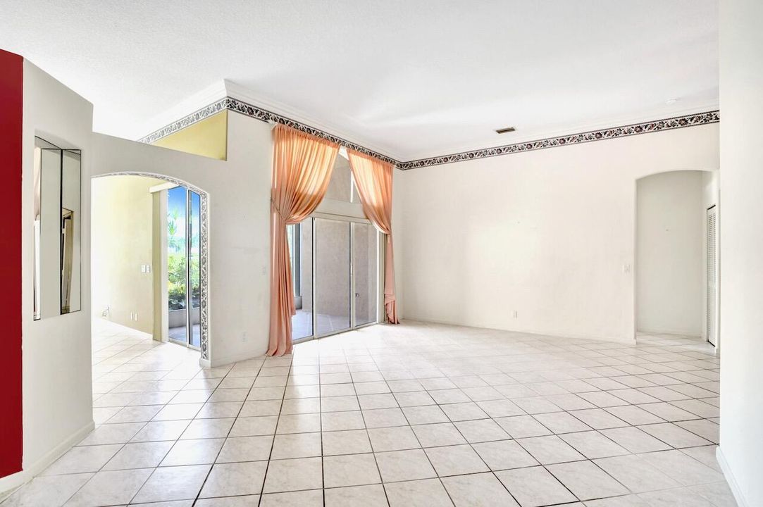 Под контрактом: $639,000 (4 спален, 2 ванн, 2386 Квадратных фут)