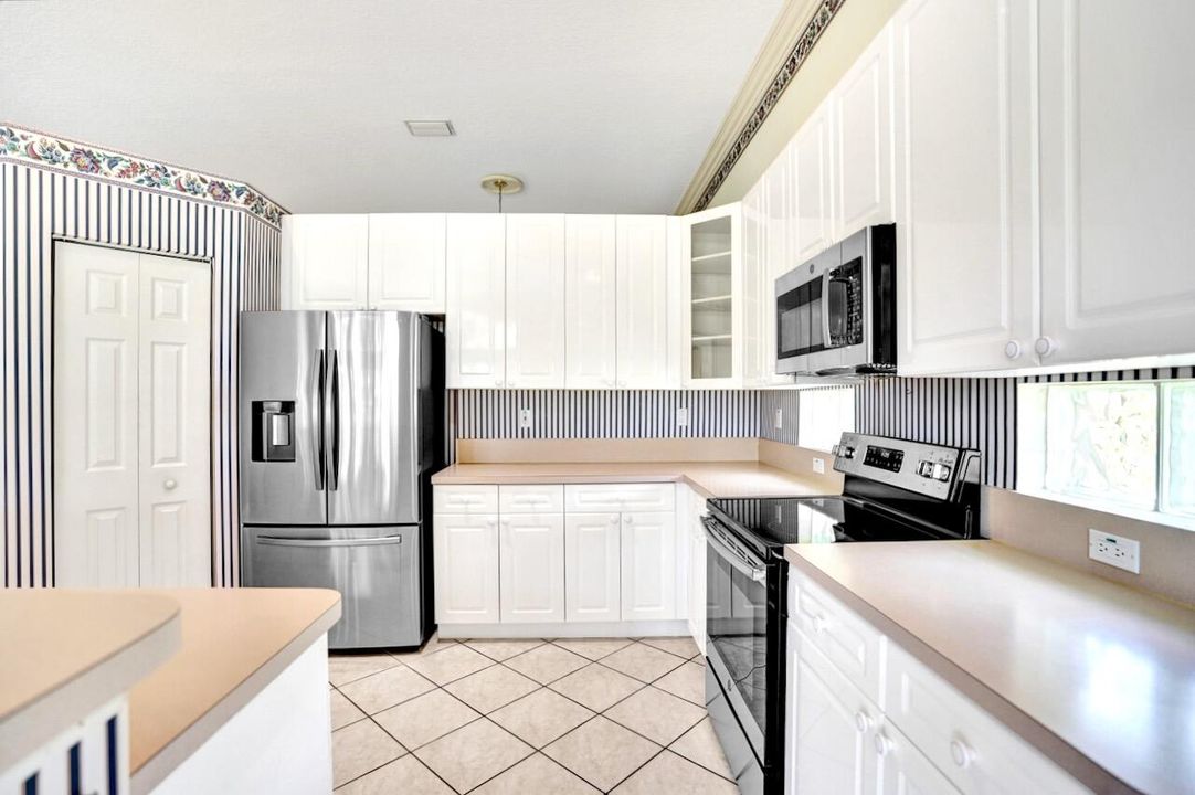 Под контрактом: $639,000 (4 спален, 2 ванн, 2386 Квадратных фут)