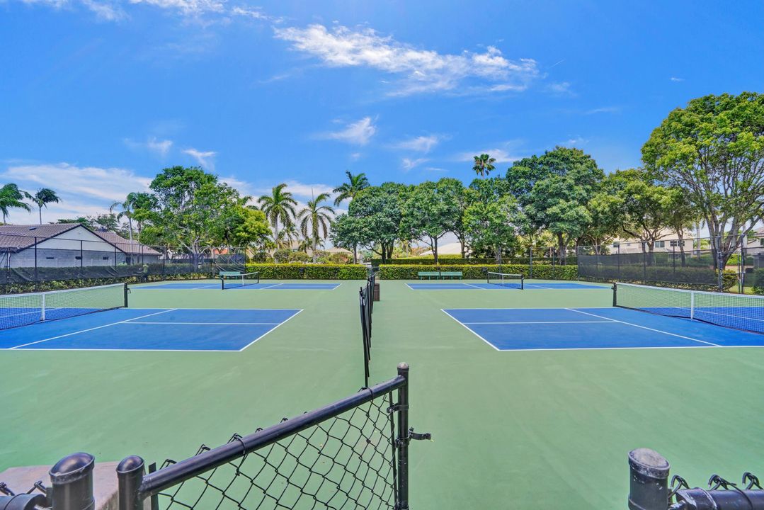 Под контрактом: $639,000 (4 спален, 2 ванн, 2386 Квадратных фут)