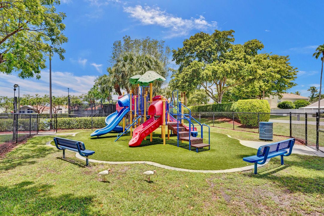 Под контрактом: $639,000 (4 спален, 2 ванн, 2386 Квадратных фут)