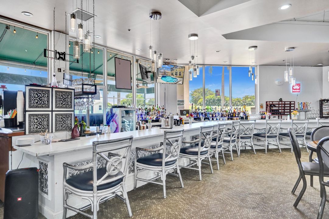 Под контрактом: $639,000 (4 спален, 2 ванн, 2386 Квадратных фут)