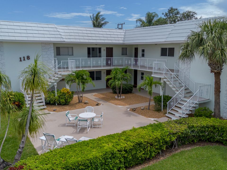 For Sale: $294,990 (2 beds, 2 baths, 1040 Square Feet)