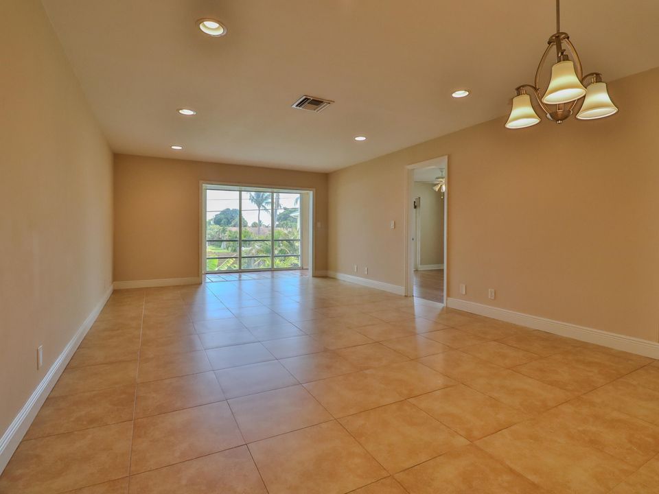 For Sale: $294,990 (2 beds, 2 baths, 1040 Square Feet)