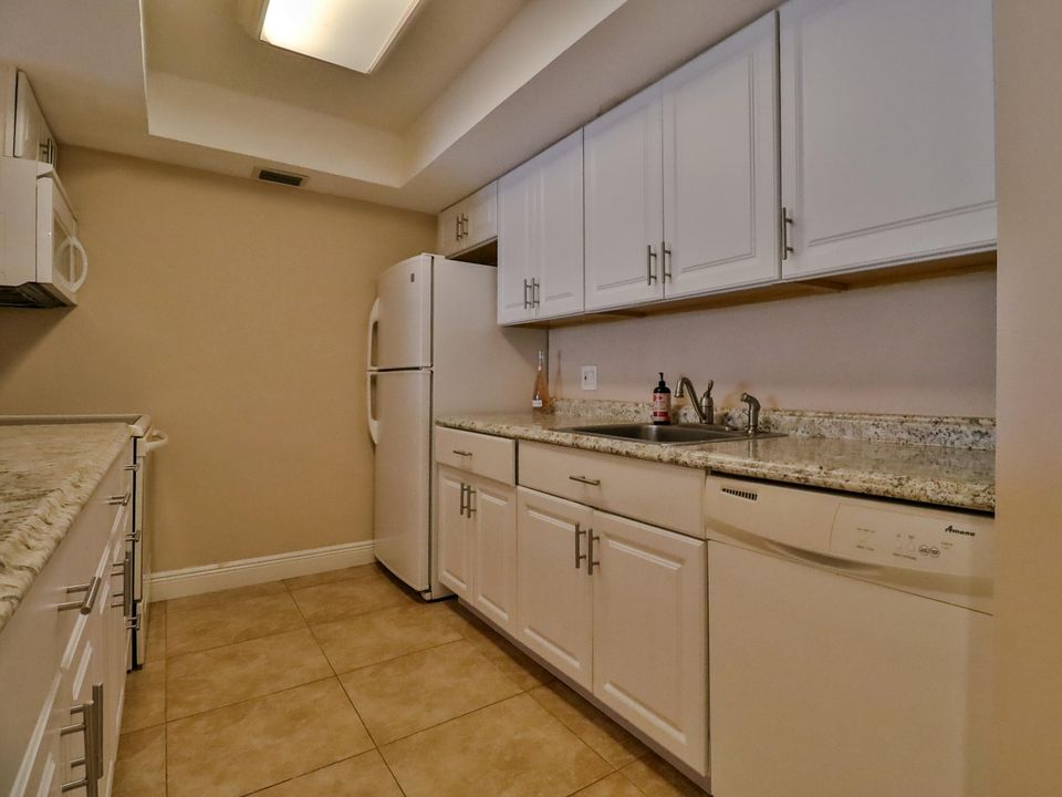 For Sale: $294,990 (2 beds, 2 baths, 1040 Square Feet)